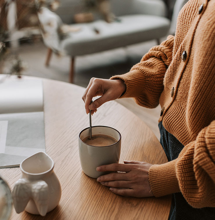 Бариста готовит кофе